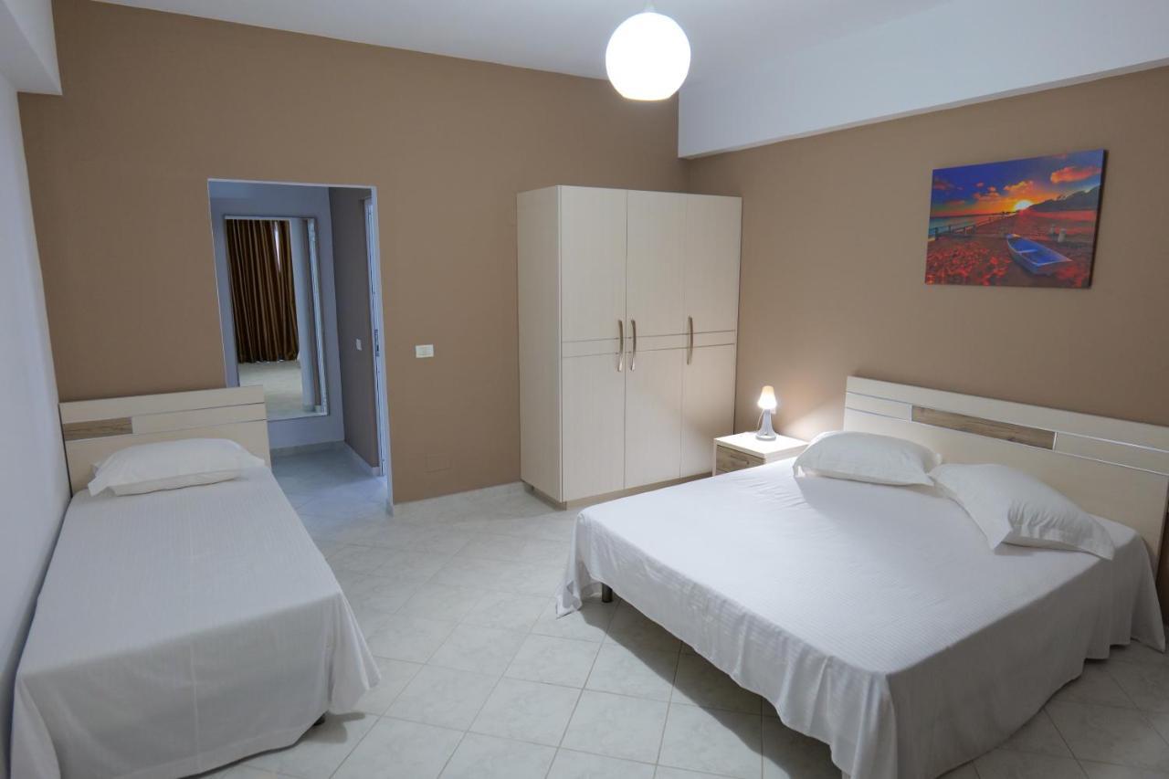 Saranda Inn Rooms & Apartments Bagian luar foto